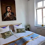 Exklusive Agnes In Zentraler Bestlage Von Zeitz! Vollausgestattet, Freie Parkplaetze, Magenta-tv, Highspeed Wlan, Fahrstuhl