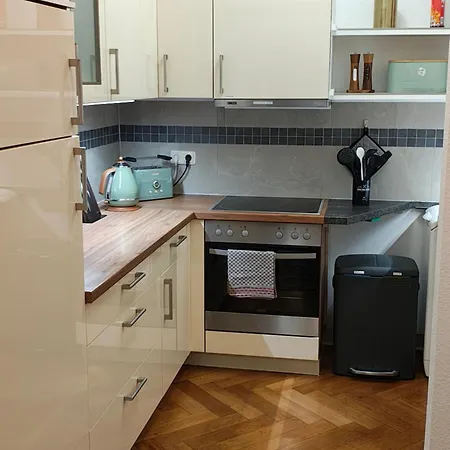 Exklusive Agnes In Zentraler Bestlage Von Zeitz! Vollausgestattet, Freie Parkplaetze, Magenta-tv, Highspeed Wlan, Fahrstuhl Apartamento