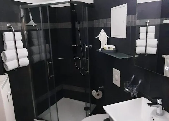 Апартаменты Exklusive Agnes In Zentraler Bestlage Von Zeitz! Vollausgestattet, Freie Parkplaetze, Magenta-tv, Highspeed Wlan, Fahrstuhl