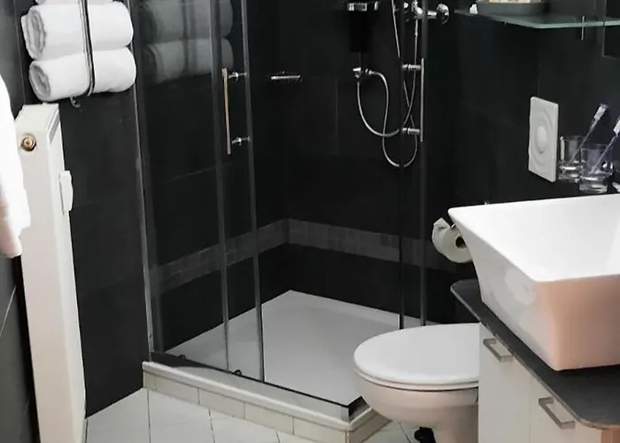 Exklusive Agnes In Zentraler Bestlage Von Zeitz! Vollausgestattet, Freie Parkplaetze, Magenta-tv, Highspeed Wlan, Fahrstuhl Апартаменты