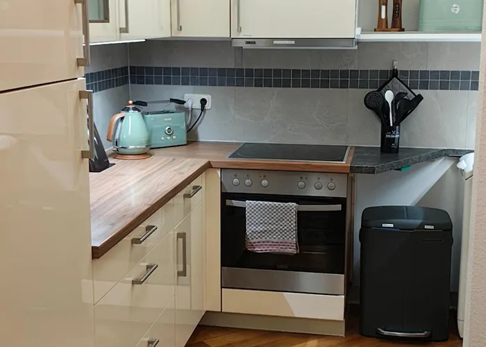 Exklusive Agnes In Zentraler Bestlage Von Zeitz! Vollausgestattet, Freie Parkplaetze, Magenta-tv, Highspeed Wlan, Fahrstuhl Апартаменты