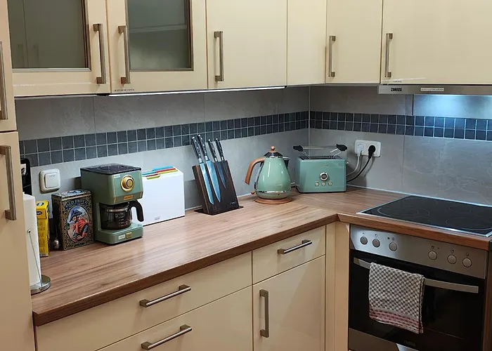 Exklusive Agnes In Zentraler Bestlage Von Zeitz! Vollausgestattet, Freie Parkplaetze, Magenta-tv, Highspeed Wlan, Fahrstuhl *